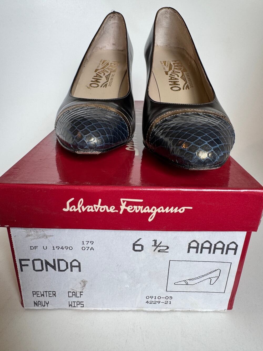 Vintage Salvatore Ferragamo Fonda Pumps Navy Lizard Leather Block Heel 6.5 AAA